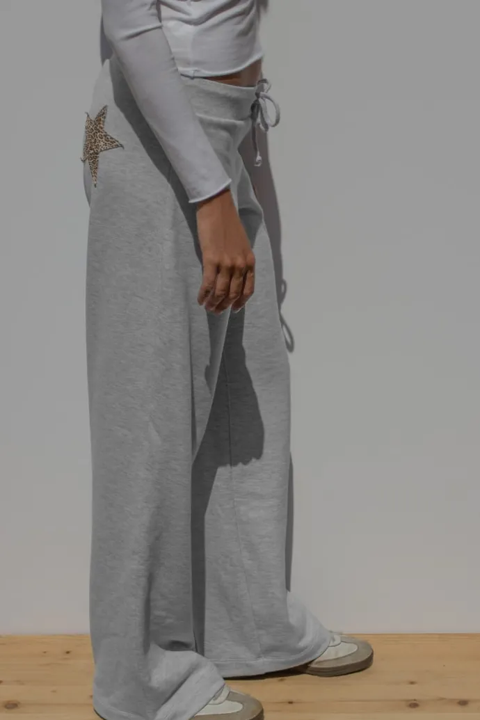 pantalone_tuta_wideleg_con_stelle_patch_3.webp Donna Subdued Pantalone tuta wide-leg con stelle patch